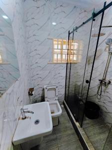 Koupelna v ubytování Furnished 3-Bedroom Apartment for Shortlet - Lekki