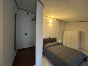 Un dormitorio pequeño con una cama en una habitación. en A casa di Meri, en Roma