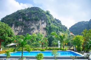 un complejo con una montaña en el fondo en Tam Coc Kamili Bungalow & Homestay, en Ninh Binh