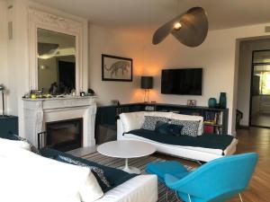 Μια τηλεόραση ή/και κέντρο ψυχαγωγίας στο Family House in Bordeaux City Center Chartrons 250m2 - Pool, Garden, AC