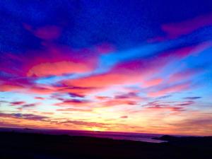 una puesta de sol con nubes de colores en el cielo en Craig-Y-Mor Suites With Sea Views Whitesands Bay St Davids, en St. Davids
