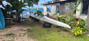 ein Surfbrett, das an der Seite eines Hauses liegt in der Unterkunft Isa Studio in Taputapuapea