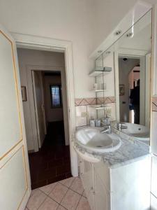 a bathroom with two sinks and a large mirror at La Casa al Mare in Cannigione