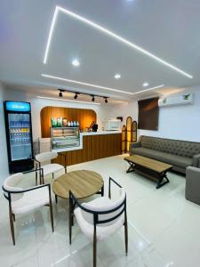 Χώρος καθιστικού στο شقق ترانيم السراة للشقق المخدومة - تصنيف اقتصادي +8 φωτογραφίες