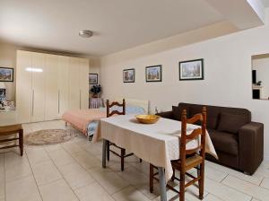 un salon avec une table et un canapé dans l'établissement Private Flatlet in a Villa with Pool - 6 Guests Max, à Naxxar 6 autres photos