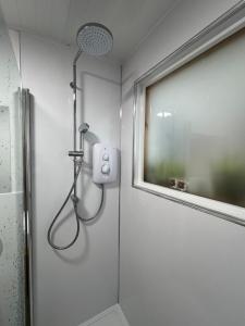 eine Dusche im Bad mit Fenster in der Unterkunft Shamerbrea The Foodie B&B in Inverness + 30 Fotos