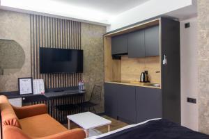 a living room with a couch and a kitchen at Nomad Hub Suit İstanbul in Istanbul