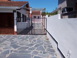 a gate on the side of a house with a stone floor at Vida nada me debes in Ostende