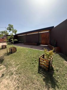 a building with benches in front of a yard at Loft moderno con cocina americana y vistas a la montaña in Belén