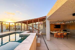 een huis met een zwembad en een patio bij MHV Milagres - Lanaí 30 Refúgio próximo a Praia a poucos metros da Praia e da Capela dos Milagres in São Miguel dos Milagres