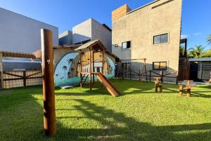 een speeltuin voor een gebouw bij MHV Milagres - Lanaí 30 Refúgio próximo a Praia a poucos metros da Praia e da Capela dos Milagres in São Miguel dos Milagres