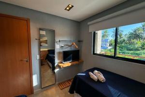 een slaapkamer met een bed en een groot raam bij MHV Milagres - Lanaí 30 Refúgio próximo a Praia a poucos metros da Praia e da Capela dos Milagres in São Miguel dos Milagres +73 foto's