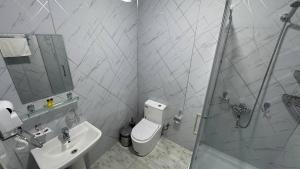 Ένα μπάνιο στο Art Guest House Hostel +5 φωτογραφίες