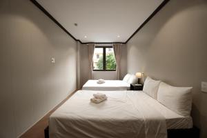 Un pat sau paturi într-o cameră la HY Local Budget Hotel - 5 mins walk to Hoi An Ancient Town