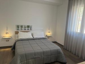 een slaapkamer met een groot bed en een raam bij kalispera in Cinisi +61 foto's