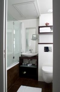 La salle de bains est pourvue d'un lavabo et de toilettes. dans l'établissement Grand Hotel Saint Michel, à Paris