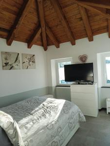 TV a/nebo společenská místnost v ubytování LA TANA DELLA VOLPETTA - Bed & Breakfast