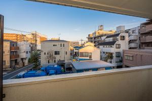 una vista de una ciudad desde un balcón en sakura 303, en Tokio