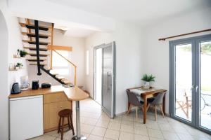 Kuchyň nebo kuchyňský kout v ubytování Sunrise Limnionas Apartments