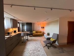 a room with a kitchen and a living room at Appartement am Rüsberg in Witten
