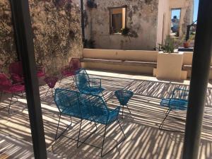 a group of chairs and a table in a room at Hotel Don Abel Champotón in Champotón
