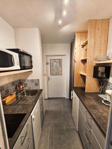 Kuchyň nebo kuchyňský kout v ubytování Studio sud 5 personnes superdevoluy pied des pistes