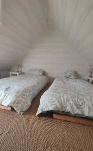 En eller flere senge i et værelse på Calme et confort, charmante longère bretonne