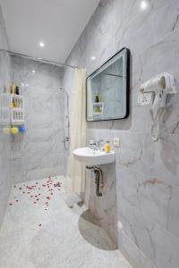 Un baño con lavabo y ducha con espejo. en Dar Ourika - Mountain Views, en Ourika 37 fotos más