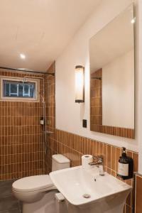 ein Badezimmer mit Waschbecken, Toilette und Spiegel in der Unterkunft Busaba Ayutthaya Hotel in Phra Nakhon Si Ayutthaya