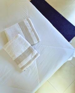 a pair of napkins sitting on top of a white envelope at Suíte no Jardim in Peruíbe +14 photos