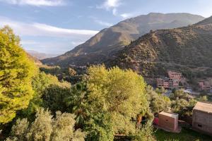 Una vista de un valle con árboles y montañas. en Dar Ourika - Mountain Views, en Ourika