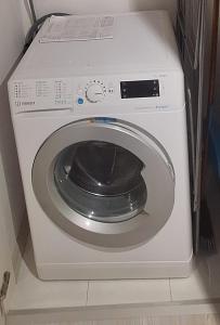 eine weiße Waschmaschine mit offener Tür in der Unterkunft ApartamentG4 in Craiova