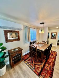 Χώρος καθιστικού στο The Whiskey Row Bungalows - Steps to Downtown!