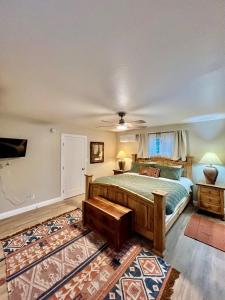 Ένα ή περισσότερα κρεβάτια σε δωμάτιο στο The Whiskey Row Bungalows - Steps to Downtown! +4 φωτογραφίες