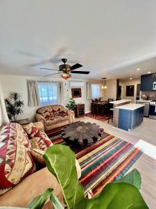 Χώρος καθιστικού στο The Whiskey Row Bungalows - Steps to Downtown!