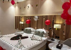 a room with a bed with red balloons on it at هندباء Hindibaa in Al ‘Azīzīyah