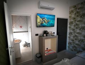 een kamer met een badkamer met een wastafel en een schilderij aan de muur bij Old Town Pearl Apartments in Sarajevo