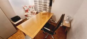 Μια τηλεόραση ή/και κέντρο ψυχαγωγίας στο Gemütliches Zimmer mit Bad nahe Pfanzeltplatz