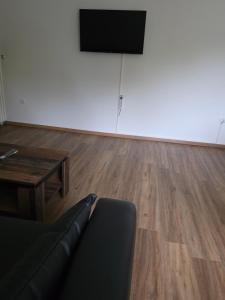 TV a/nebo společenská místnost v ubytování Monteur-& Ferienwohnung -zentral & gemütlich