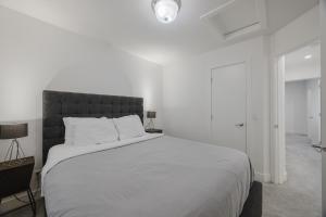 Postel nebo postele na pokoji v ubytování Townhome with Free Parking, Near Downtown