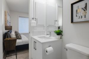 Koupelna v ubytování Townhome with Free Parking, Near Downtown + 32 fotografií