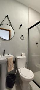 イタニャエンにあるPousada Espaço Vista Marのトイレ、洗面台、鏡のあるバスルーム +11枚の写真