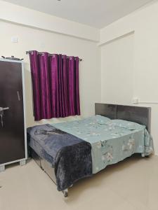 Ένα ή περισσότερα κρεβάτια σε δωμάτιο στο Bro Pg Gowlidoddi