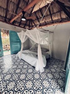un dormitorio con una cama con mosquitera en KokohauBungalows, en Santa Verónica