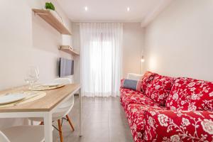 a living room with a red couch and a table at Marea Ferrers 1 in Tarragona