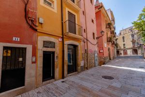 an empty street in an alley with buildings at Marea Ferrers 1 in Tarragona