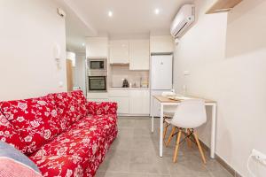 a living room with a red couch and a table at Marea Ferrers 1 in Tarragona
