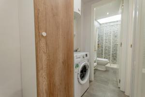 a bathroom with a washing machine and a toilet at Marea Ferrers 1 in Tarragona +11 photos