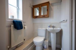 ein Badezimmer mit Toilette und Waschbecken in der Unterkunft Brook - Sizewell - Contractor Accommodation in Saxmundham