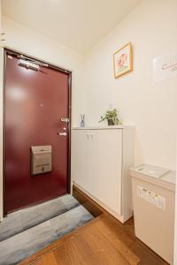 東京にあるsakura 606のカウンターのある部屋の赤いドア